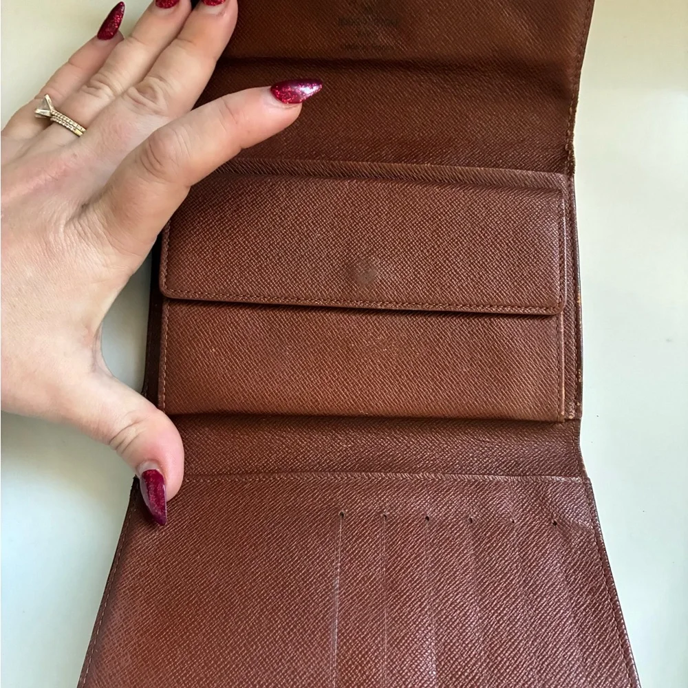 Louis Vuitton- Authentic 🍀 Large Brown Monogram Clutch - Picture 4 of 14